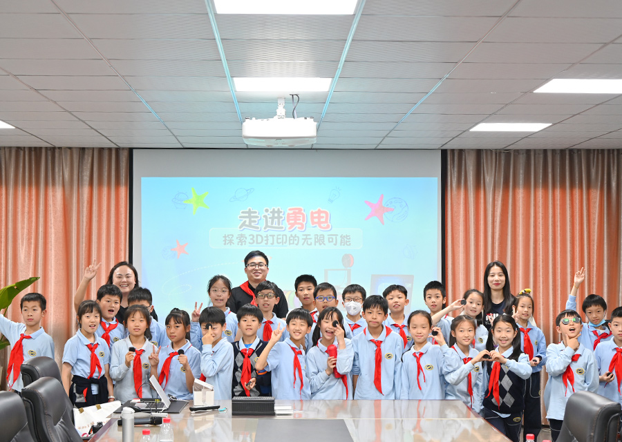 杭州上海世界外国语小学走进伟德BETVlCTOR1946参观学习